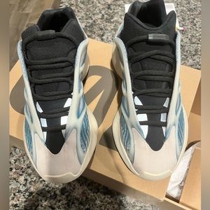 Yeezy 700 v3 kyanit